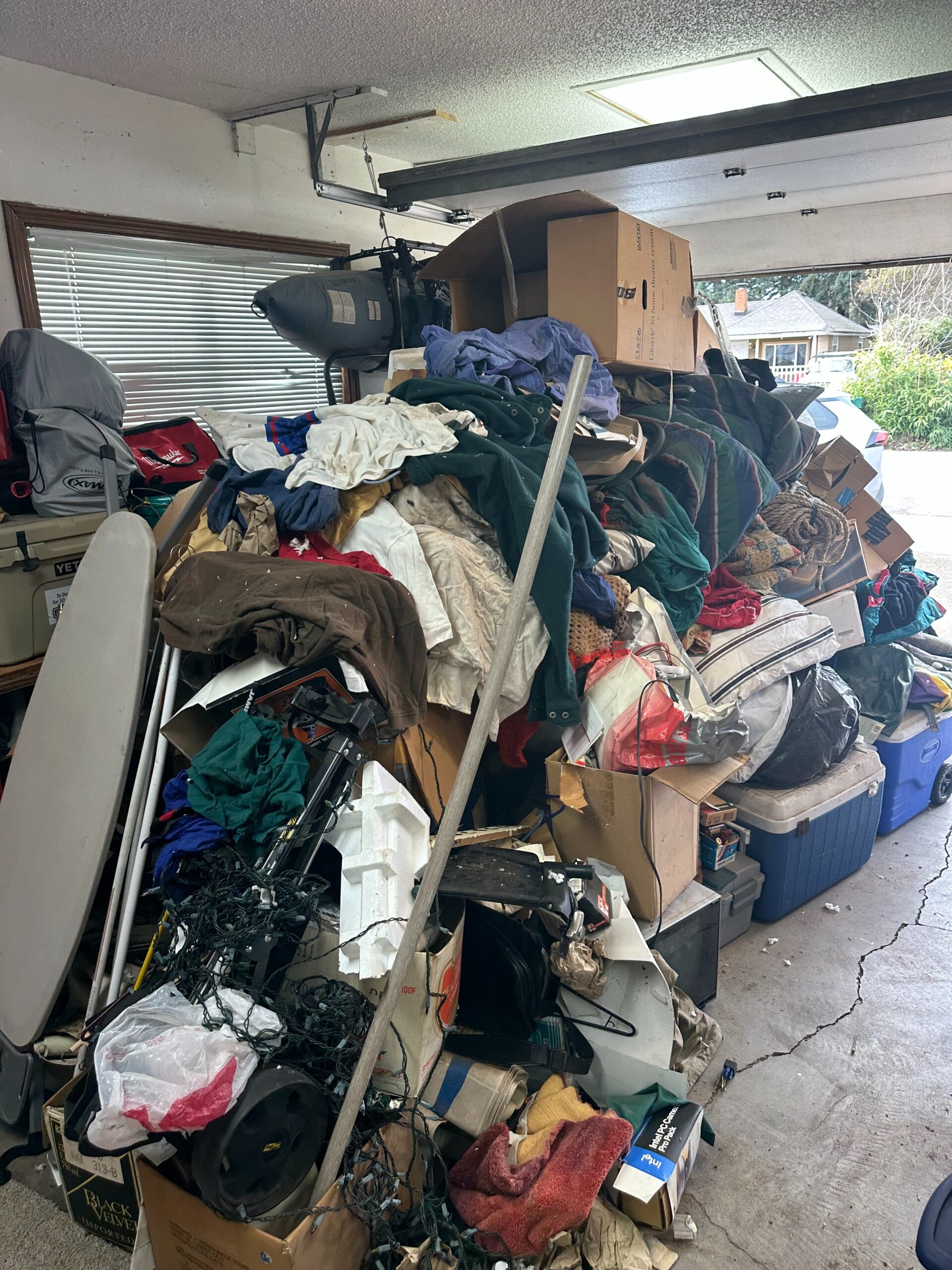 Junk removal in South Salem, Oregon - garage cleanout by EZ Junk & Hauling