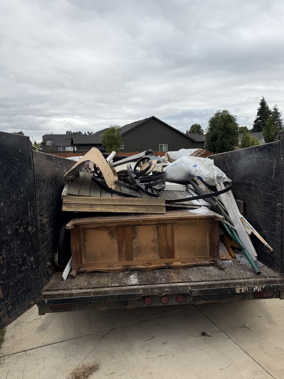 Couch removal in Salem, OR by EZ Junk and Hauling